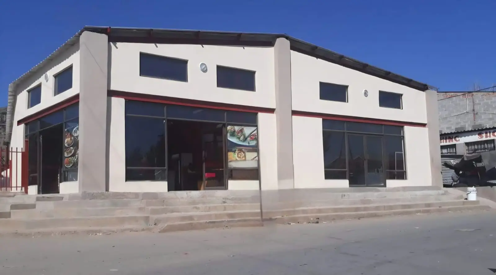 Commercial Buildin Mohale's Hoek